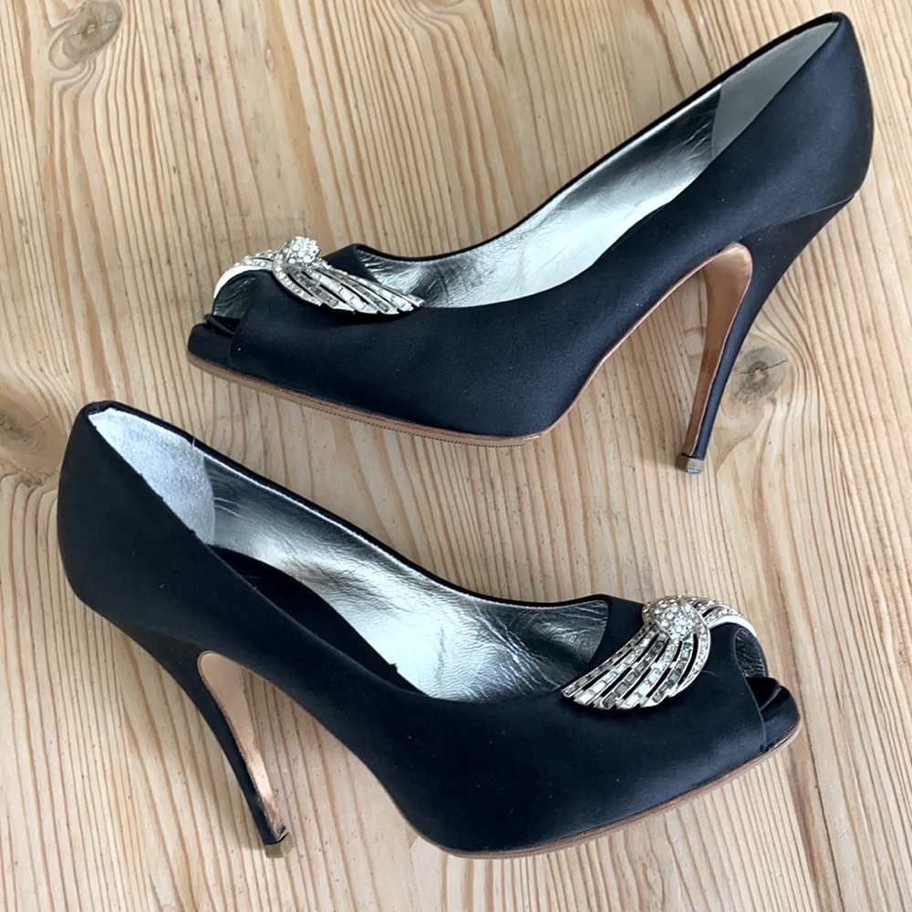 Gorgeous Giuseppe Zanotti Crystal Embellishments Pumps